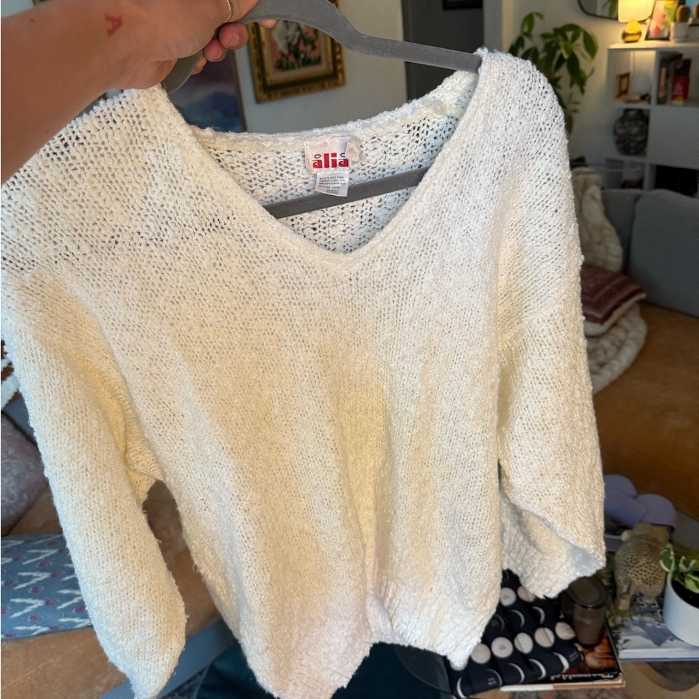 Vintage Alia Women's V-Neck Sweater in Cream